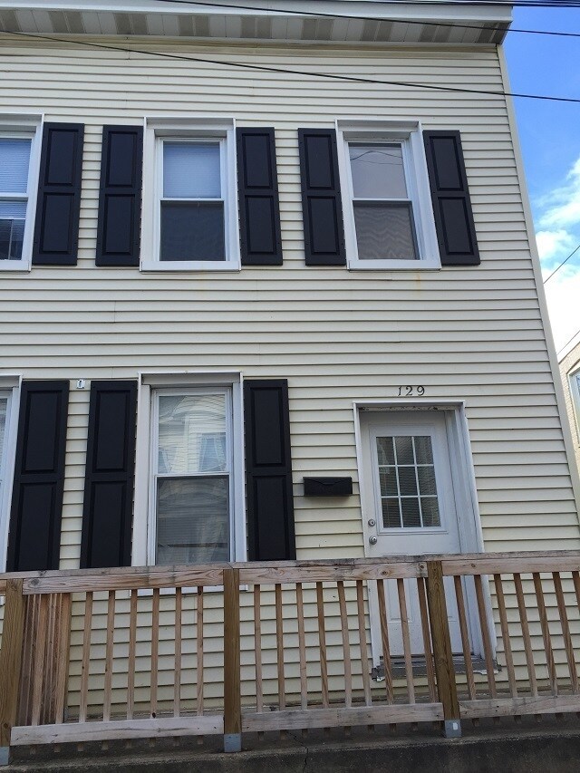 Primary Photo - 129-131 Elm Street/Garages