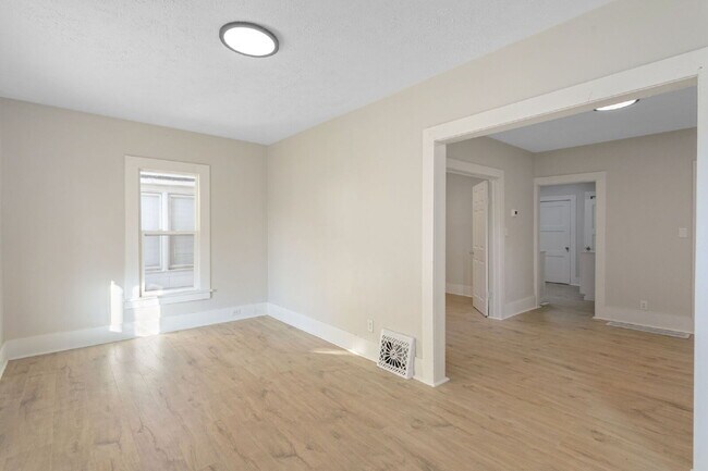 Building Photo - 232 E Grove St