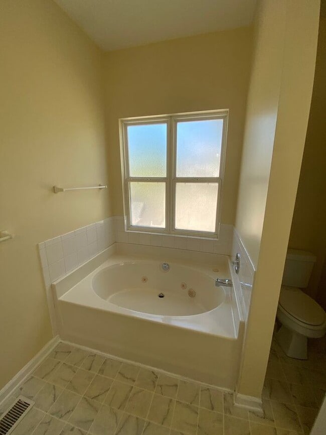 Building Photo - Students Welcome! 4BR home, Open layout, l...