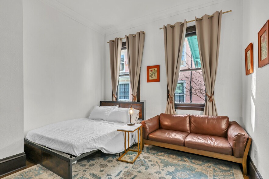 Room 3 Bed, Sitting Area - 51 E 4th St