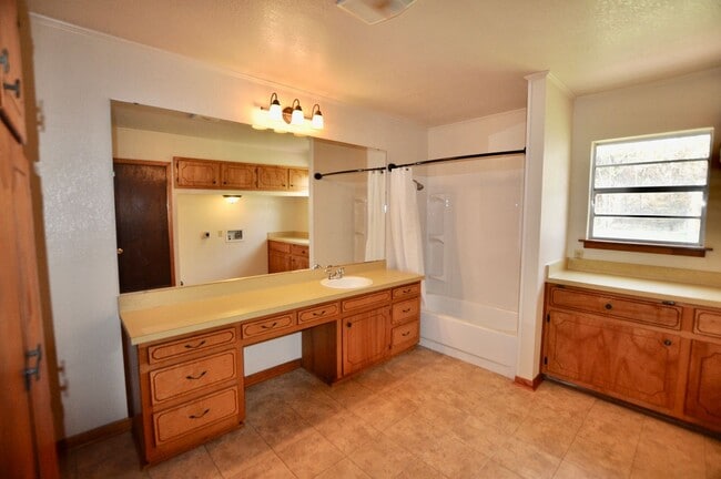 Building Photo - FOR LEASE! Nice 5 BR - 3 Bath - 2,600+ sf ...