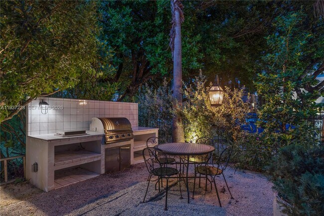 Building Photo - 726 Meridian Ave