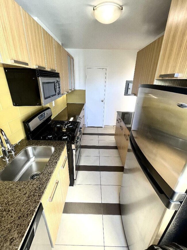 Building Photo - 405 Serrano Dr