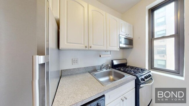 Building Photo - 124 E 24th St