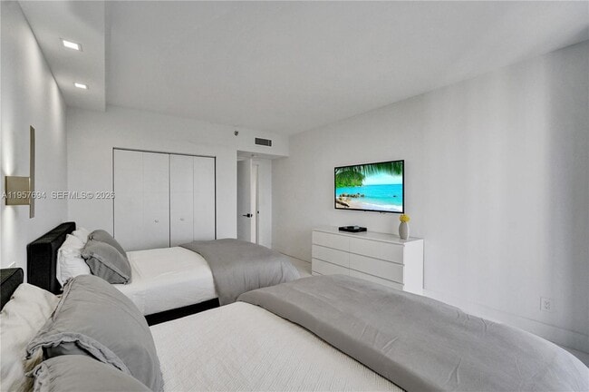 Building Photo - 20281 E Country Club Dr