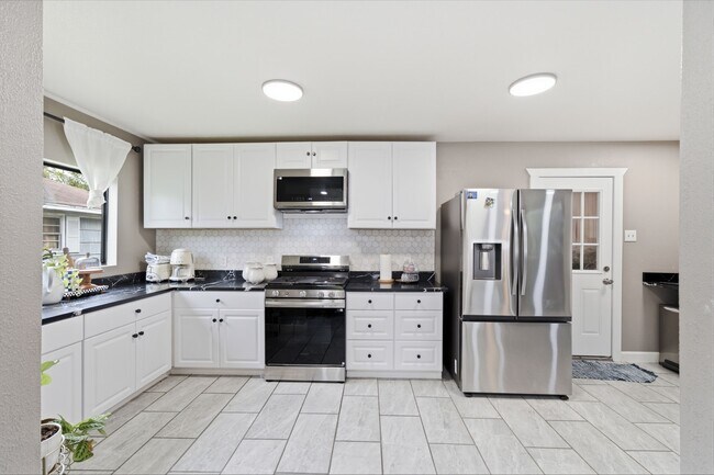 Building Photo - 1845 Westcrest Dr