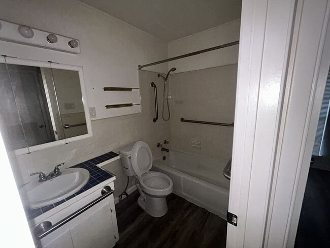 Building Photo - 1312 Leader