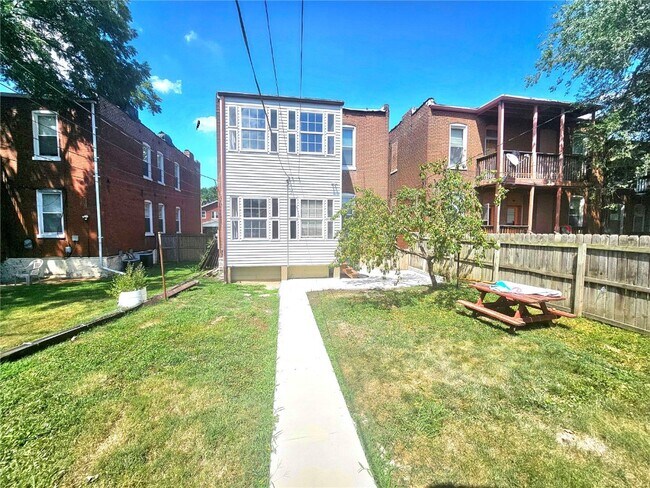 Building Photo - 736 Dover Pl