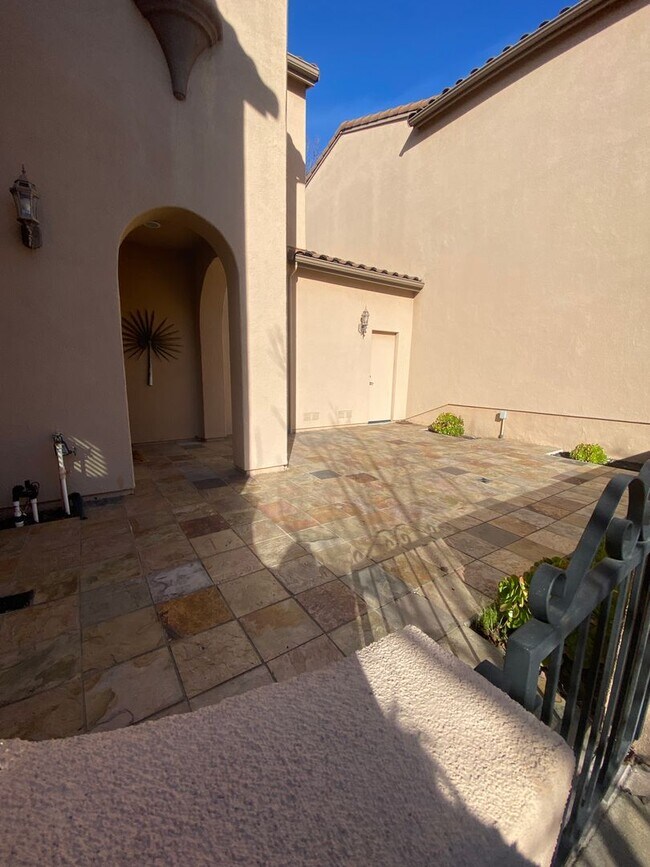 Building Photo - San Ramon Gale Ranch Townhouse 3BD/2.5BA with 4th Room for Office Loft! Community Pool Included!