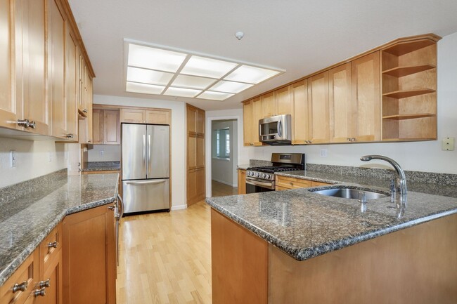 Building Photo - 3 Bed / 2.5 Bath bright and spacious home ...