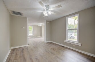 Building Photo - 3 bd 1.5 ba spacious home Joliet