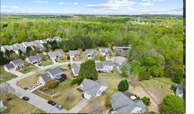 Building Photo - Spacious 3/2 Available Now!