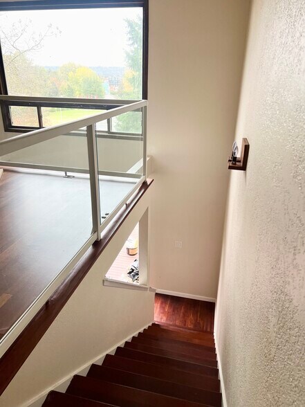 staircase - 25040 Lake Fenwick Rd