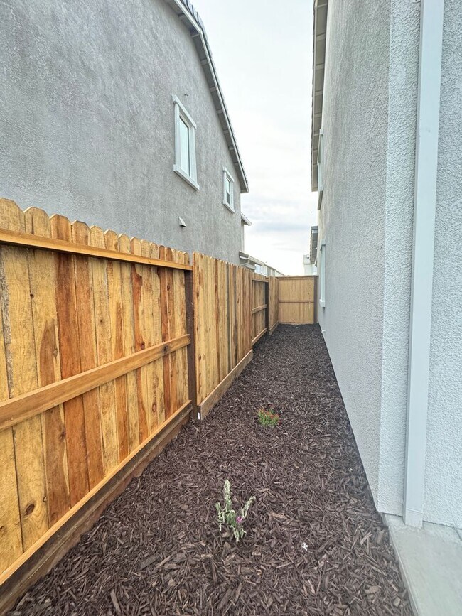 Building Photo - BRAND NEW 4 BEDROOM, 2.5 BATHS, 2 CAR GARA...
