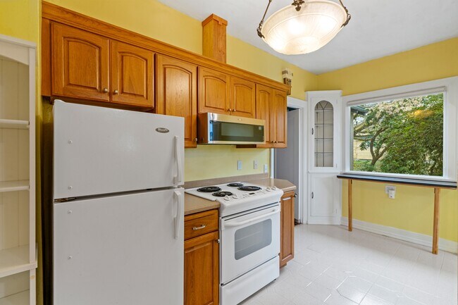 Building Photo - 404 Pioneer Ave E