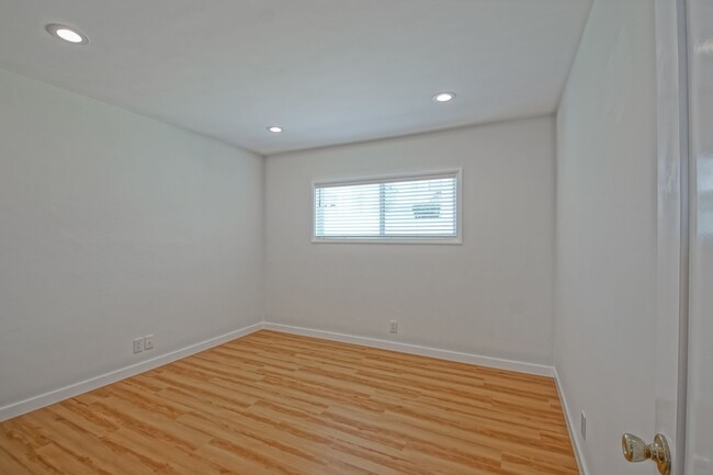 Building Photo - Completely Remodeled, Bright & Airy, 2BR1....