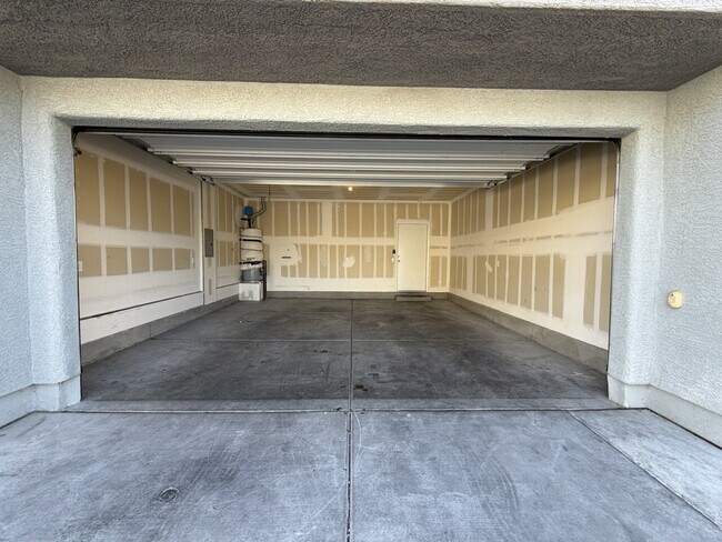 Building Photo - GATED 3 BED 3 BATH 2 CAR GARAGE TOWNHOUSE W/ BED AND BATH DOWNSTAIRS + LOFT & YARD. COMMUNITY FEA...