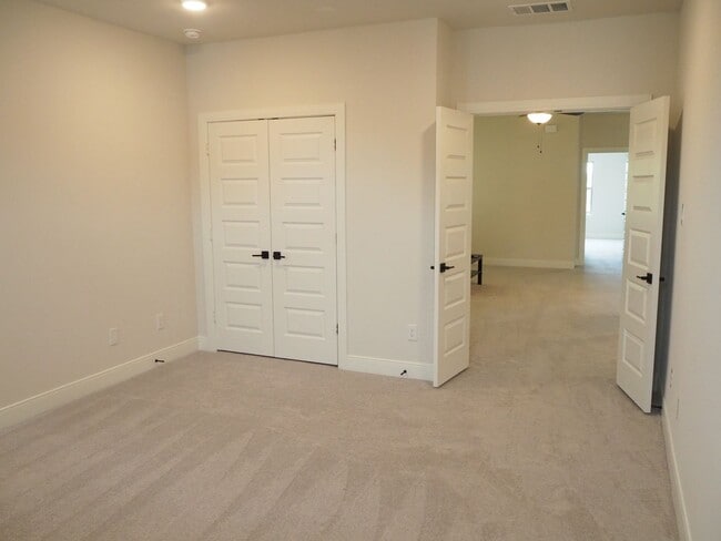 Building Photo - 2613 Rosewood Wy
