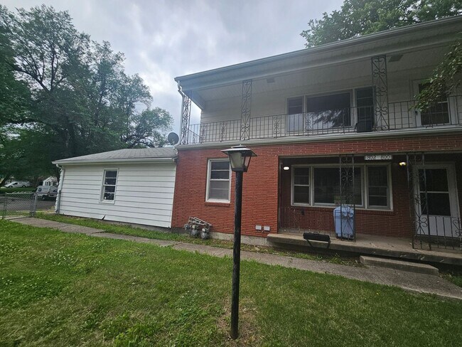 Building Photo - 800-802 E 75th Terrace
