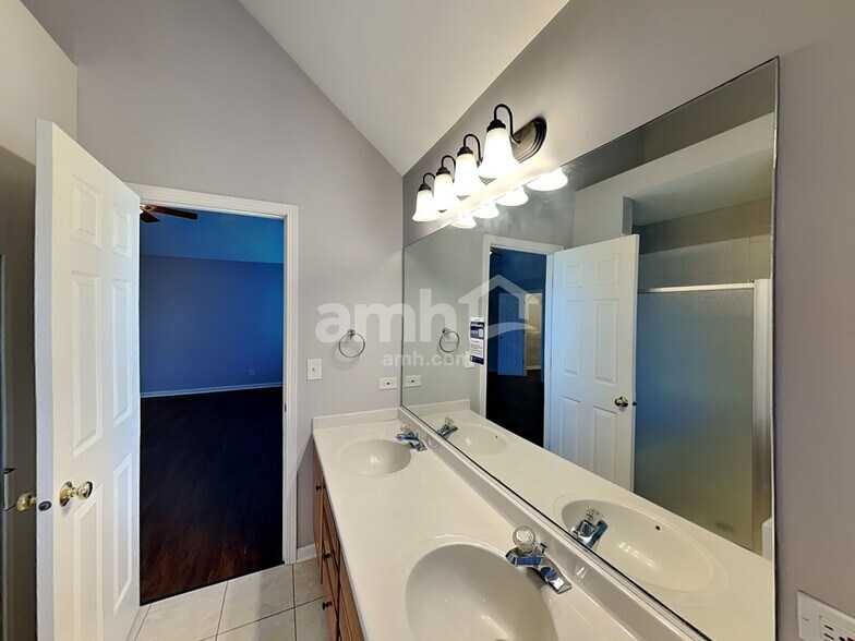 Building Photo - 411 Dover Ct N