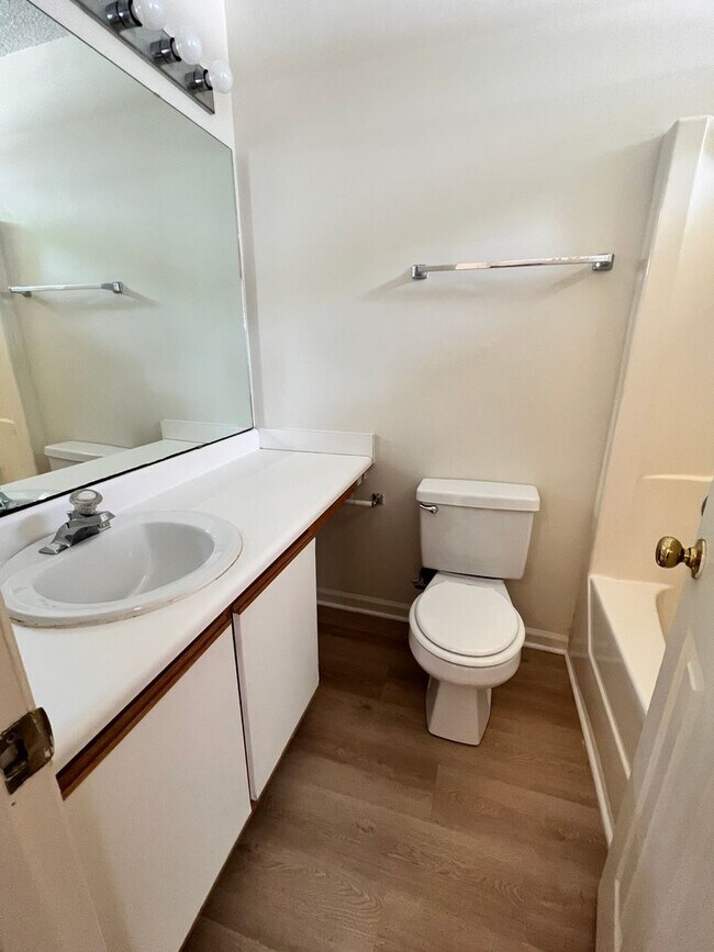 Building Photo - 3 Bedroom 2 Bath House on Peachtree Avenue...