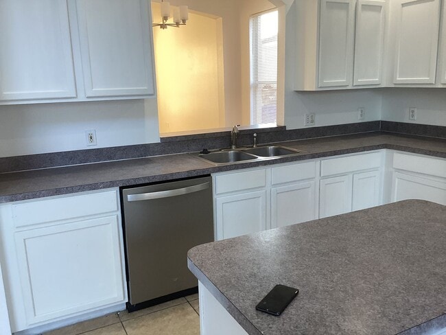 Building Photo - Kissimmee Pool Home with 7 bedrooms!