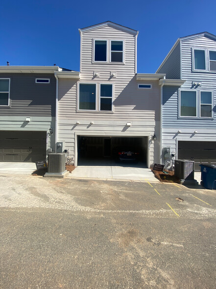 Building Photo - Room in Townhome on Statesville Ave