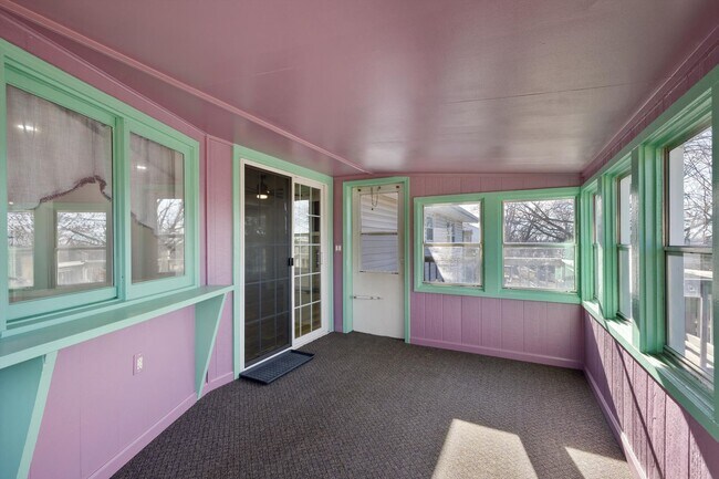 Building Photo - **3 Bedroom with a non-conforming and 2.5 bathrooms in Millard**