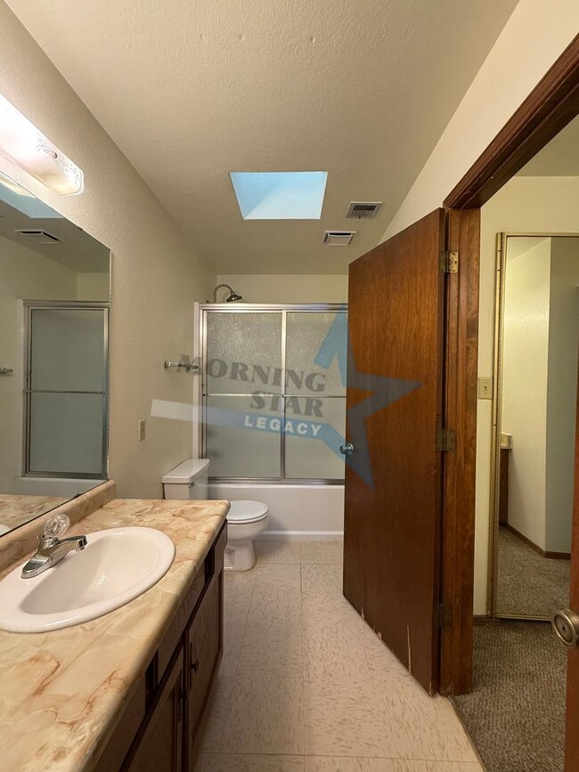 Building Photo - 2 bed townhouse w/garage and enclosed yard!