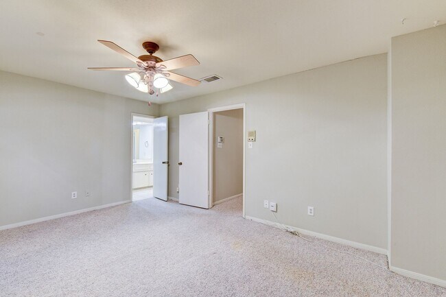 Building Photo - Charming 3-Bedroom Townhome in Prime Memor...