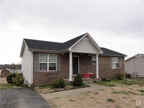 Building Photo - Four bedroom home in Plum Springs with ful...