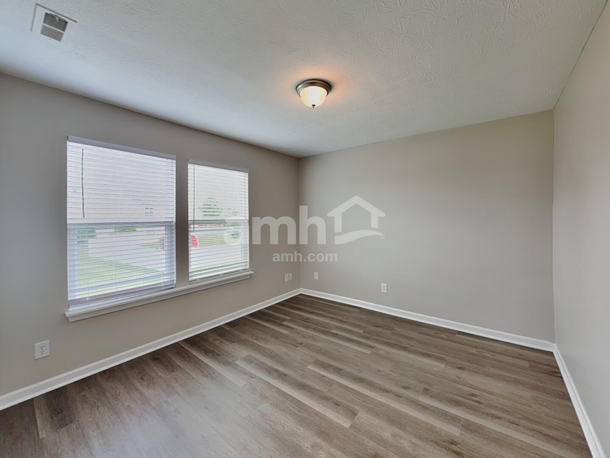 Building Photo - 1127 Fiesta Dr