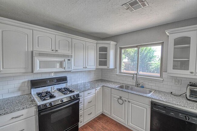 Building Photo - 1428 Lindale Ave