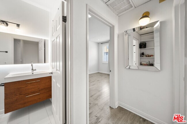 Building Photo - 812 N Hudson Ave