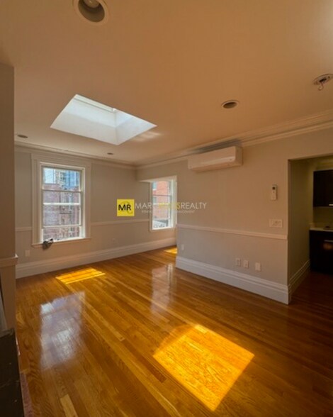 Primary Photo - 256 Newbury St