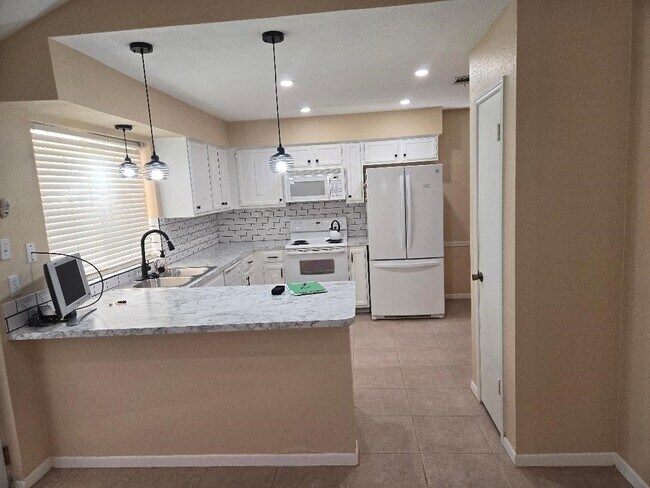Building Photo - 7911 Southmeadow Dr