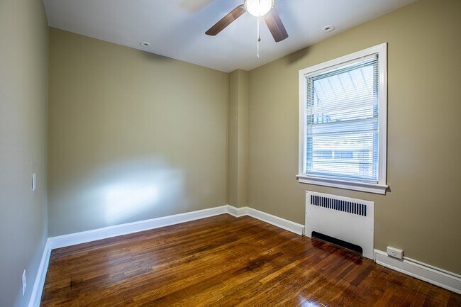 Building Photo - Charming 3 BR/3 BA Semi-Detached Home in F...