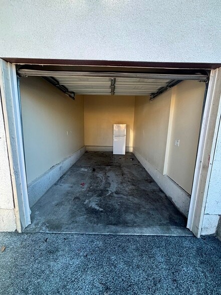 Building Photo - 136 W 84th St