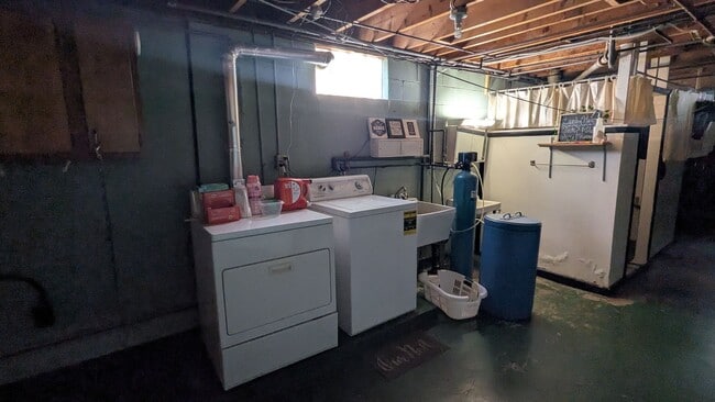 Building Photo - Welcome to this gem located in the heart o...