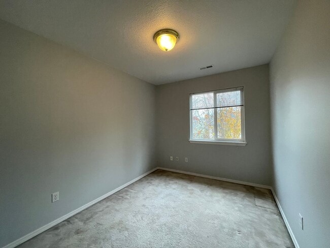 Building Photo - Charming 3 Bd, 2.5 Ba Pet-Friendly Home in Hillsboro ~ Washer & Dryer Included, Single-Car Garage...