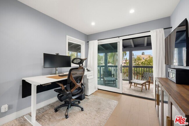 Building Photo - 637 Santa Clara Ave