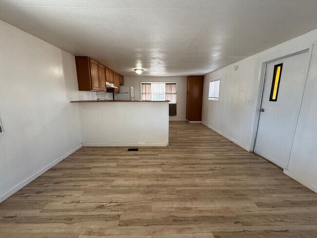 Building Photo - 2BR Mobile Unfurnished recent remodel/Refr...