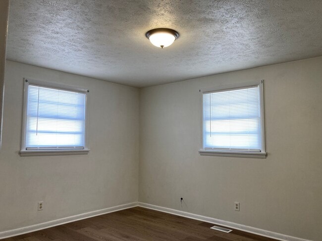 Building Photo - ALL Brick ** 1-level ** Corner Lot