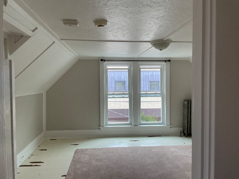 Building Photo - 225 S Maple Ave