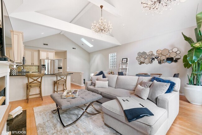 Building Photo - 840 N Wood St