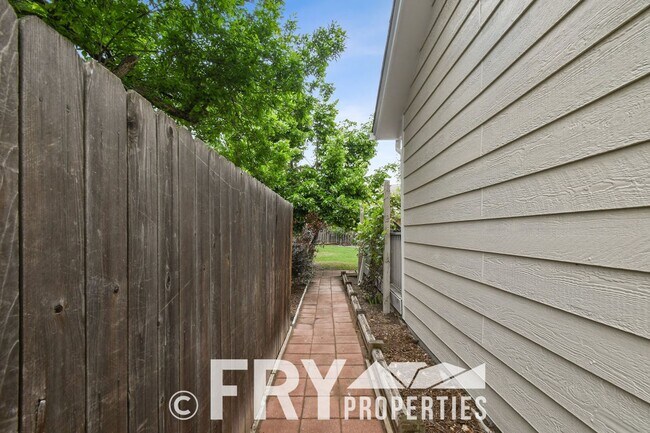 Building Photo - Spacious updated Green Valley Ranch two-story