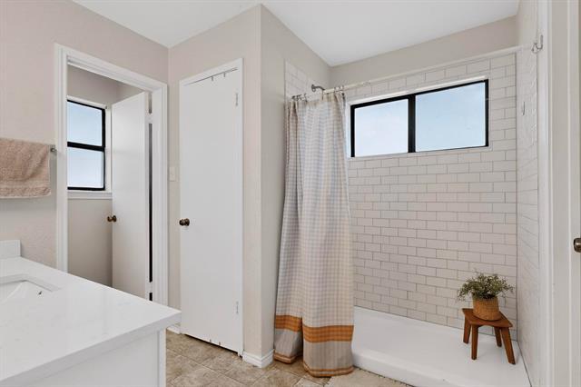 Building Photo - 594 King Cir