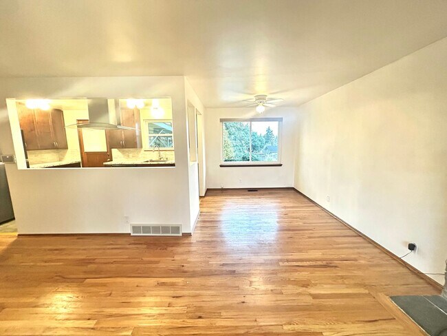 Building Photo - Beautiful Garden Entrance 4 bedroom home in Seattle, minutes away from major highways.