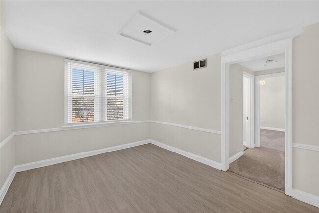 Building Photo - 923 S Hanley Rd