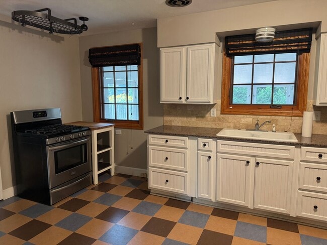 Building Photo - Brick Cape Cod in Upper Arlington School D...